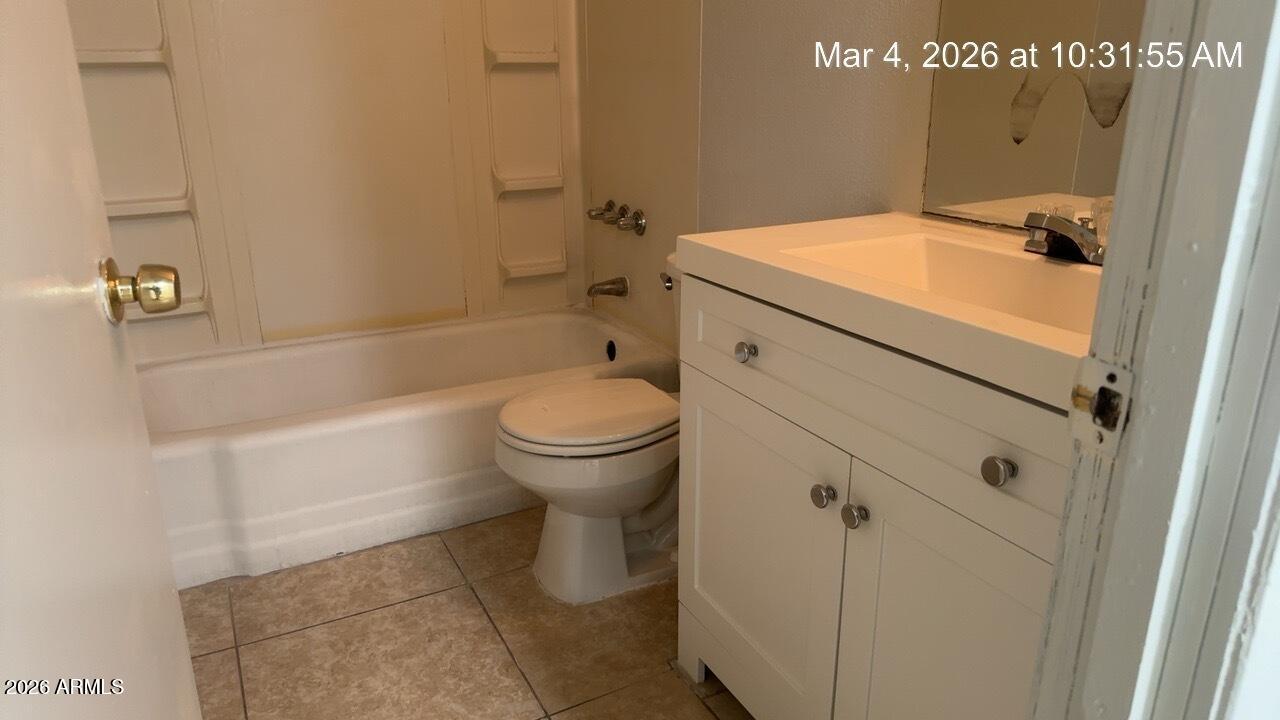 2026 West Cactus Road, Unit A Phoenix, AZ 85029 - Photo 5 of 9 IMG_2245