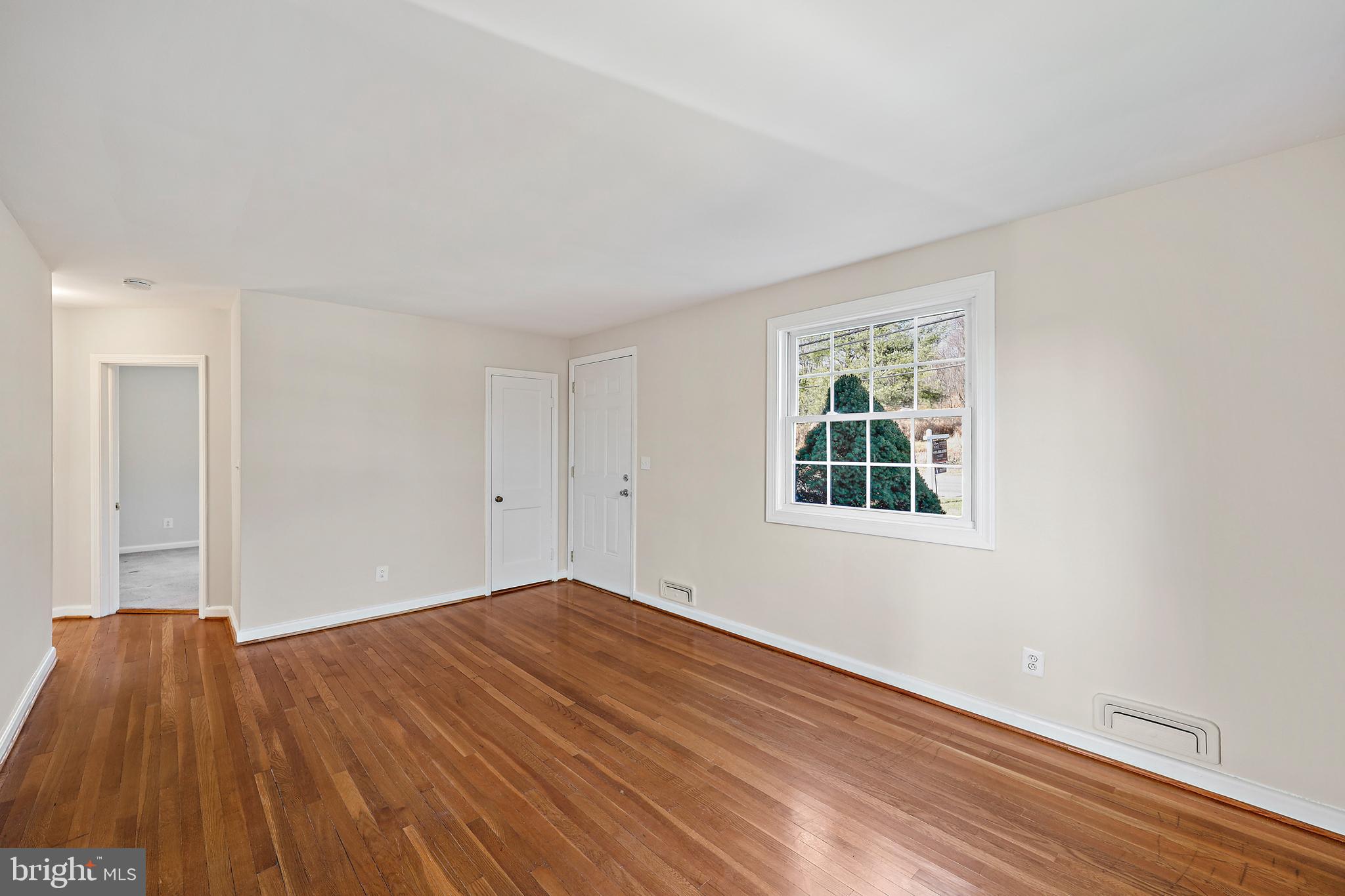 403 Warren Road Cockeysville, MD 21030 - Photo 4 of 30 Living Rioom