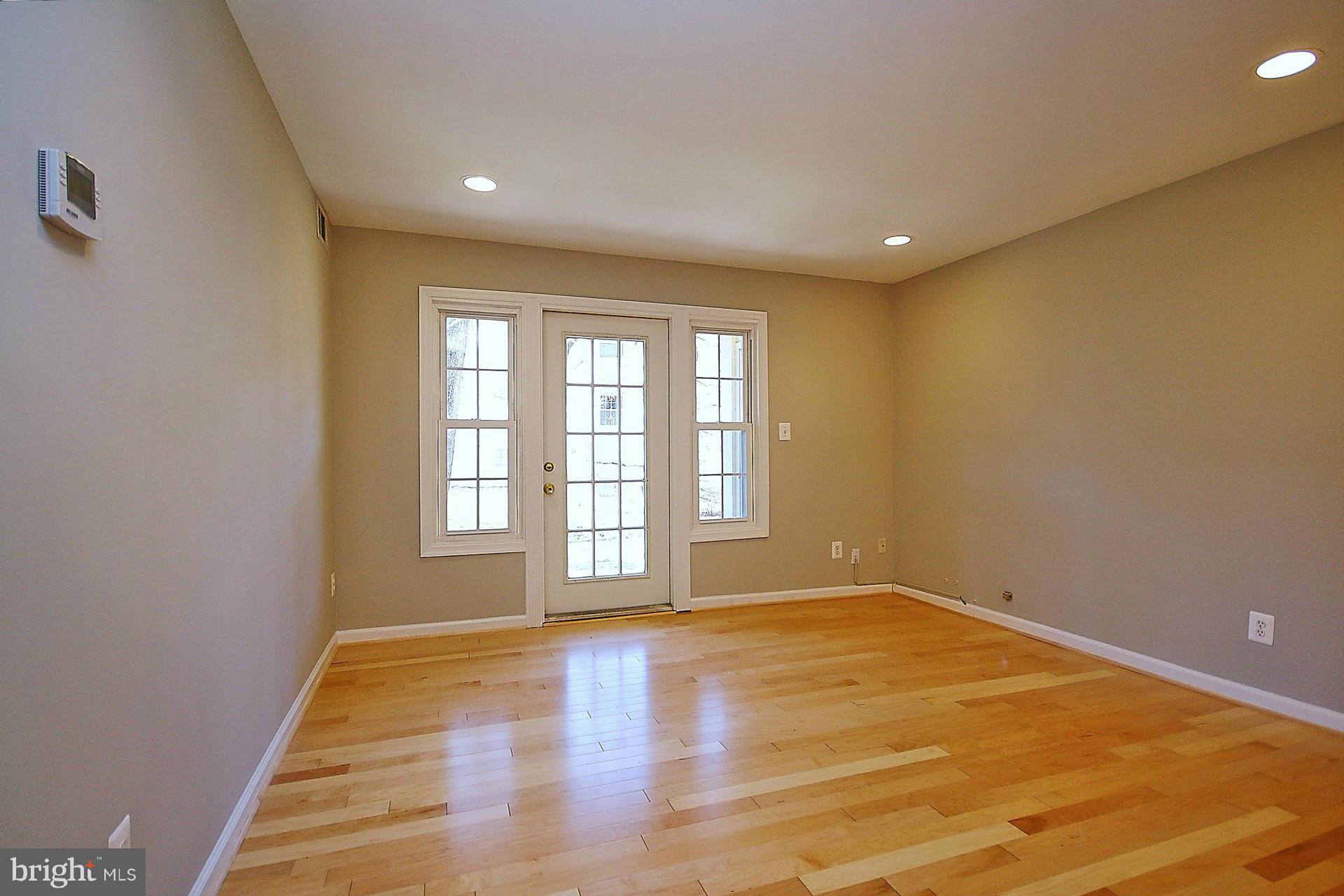 5902 Queenston Street, Unit K Springfield, VA 22152 - Photo 3 of 24 Living Room