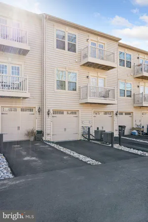 $2,500 | 42116 Piebald Square, Aldie, VA 20105