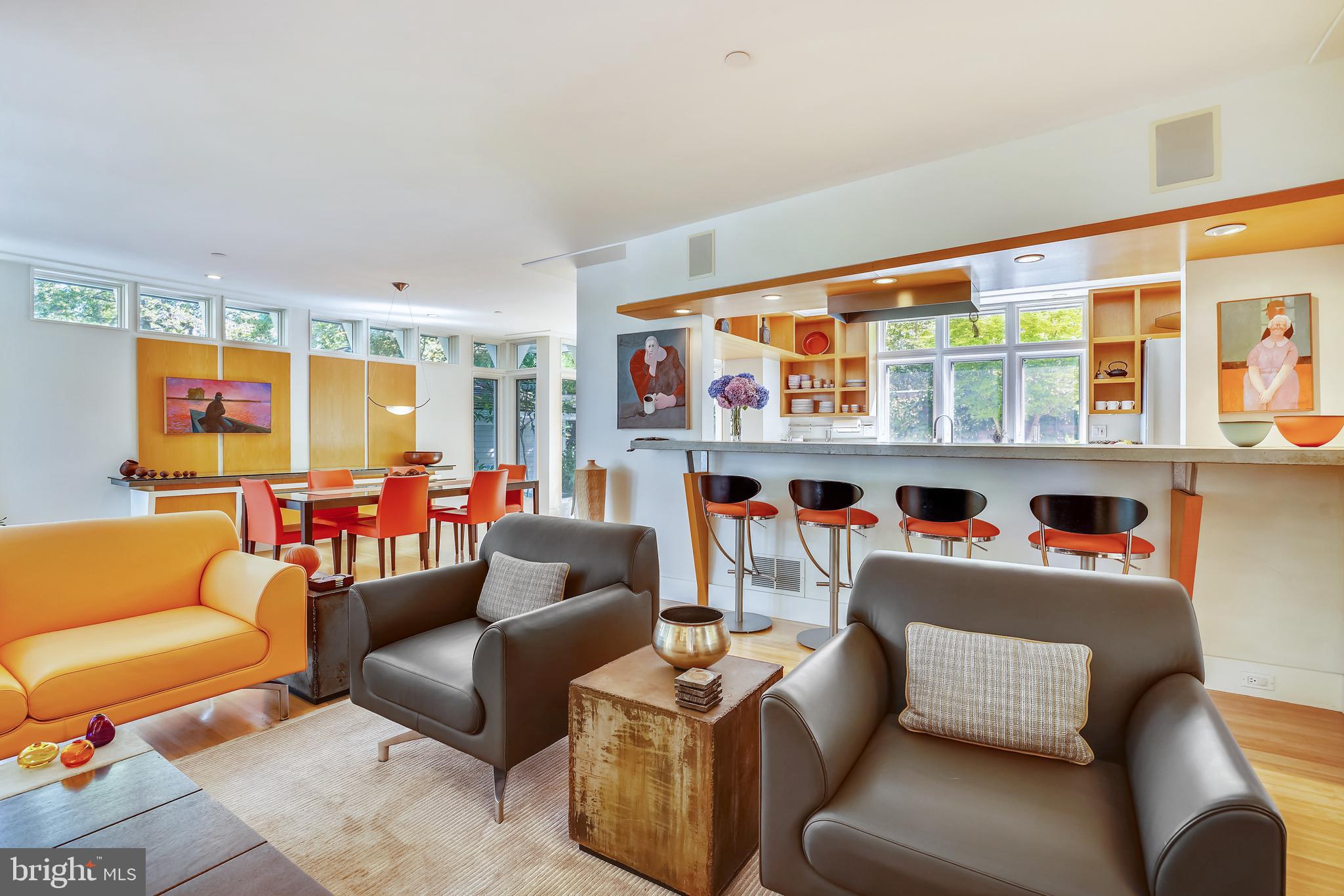 Living room, bar-pass through