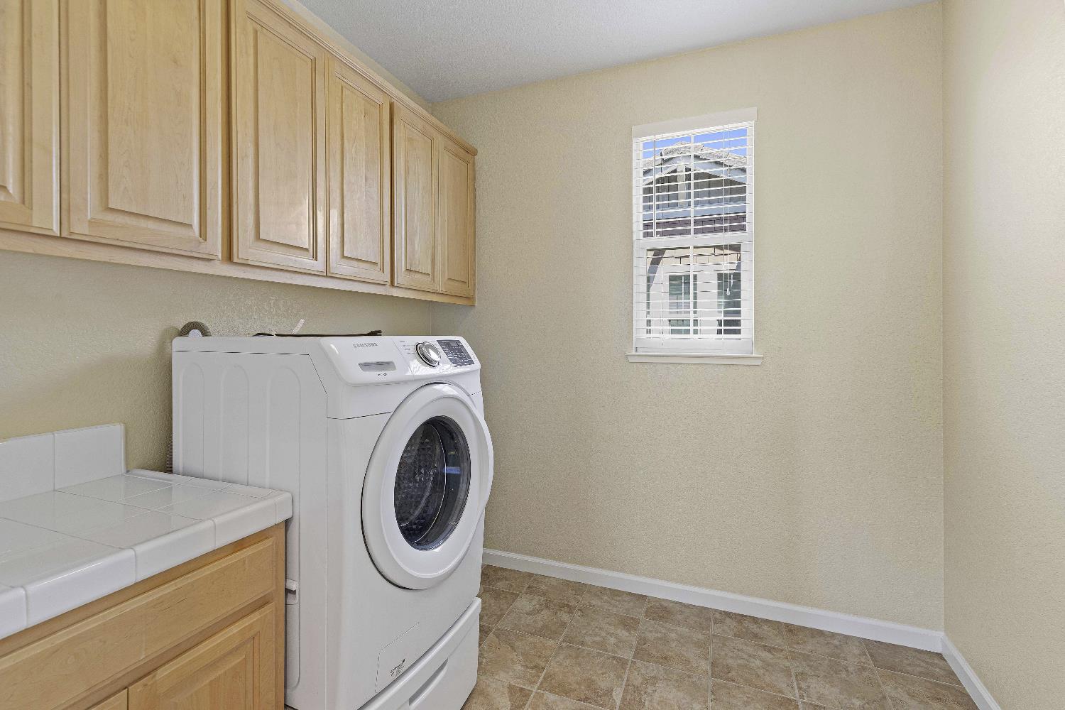 9397 Vintner Circle Patterson, CA 95363 - Photo 18 of 38 a utility room with dryer and washer