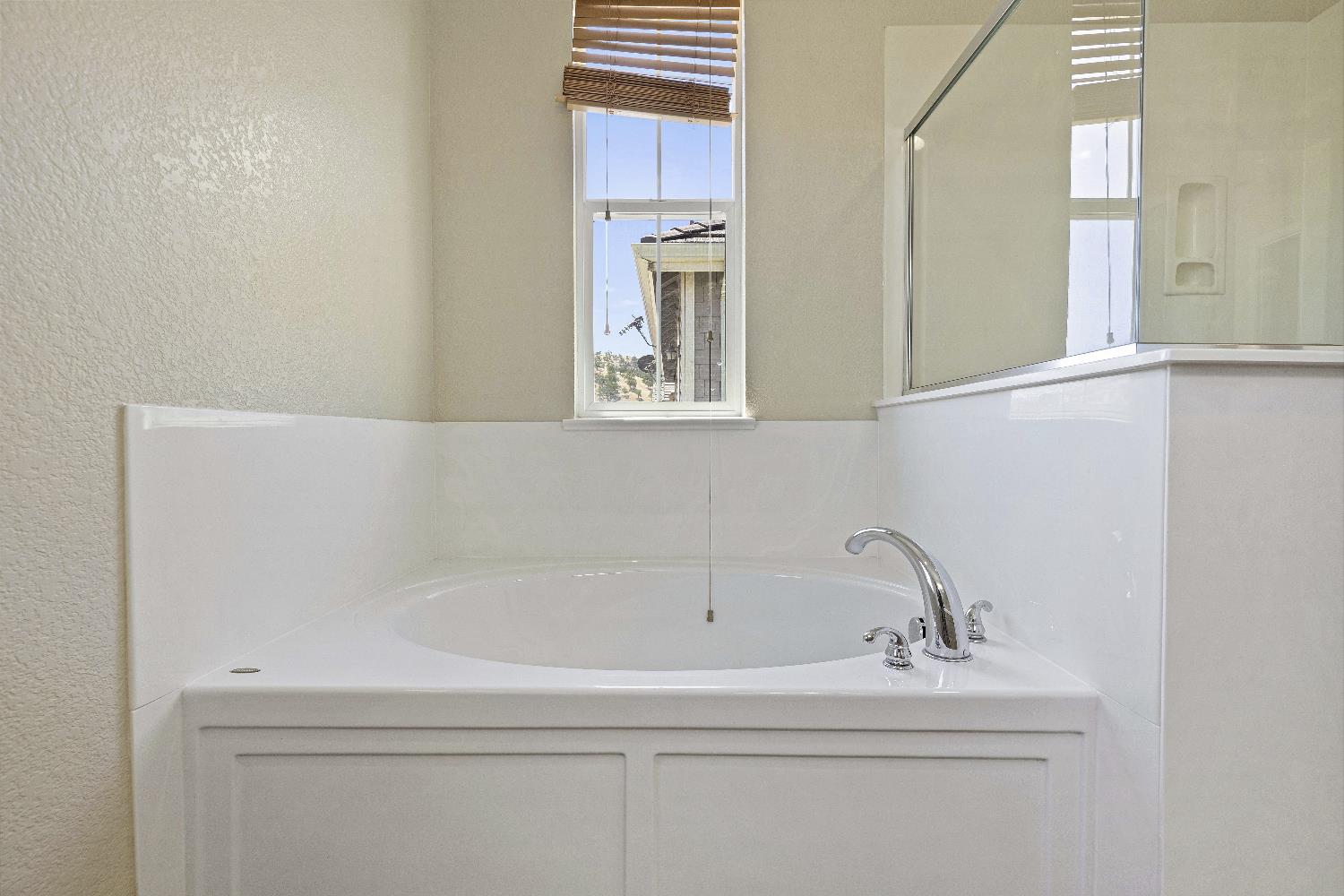 9397 Vintner Circle Patterson, CA 95363 - Photo 25 of 38 a bathroom with a bathtub