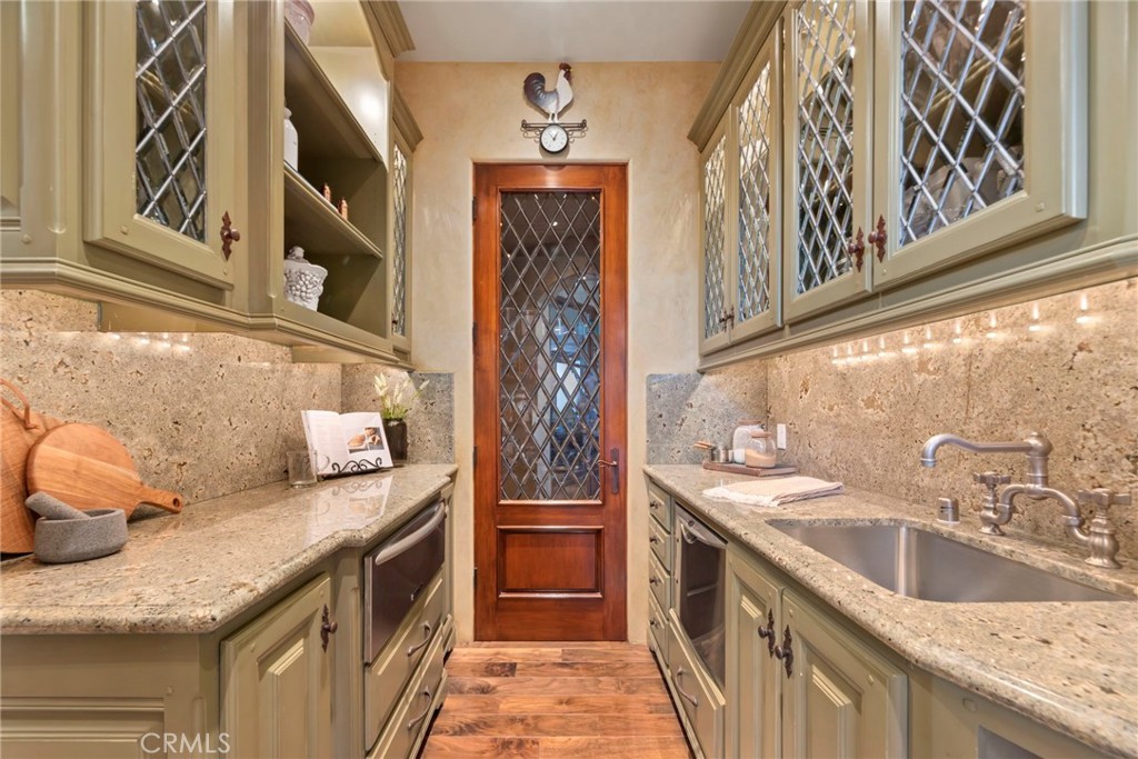 4 Yellow Brick Road Rancho Palos Verdes, CA 90275 - Photo 17 of 40 Butler's Pantry w/ Walk-in