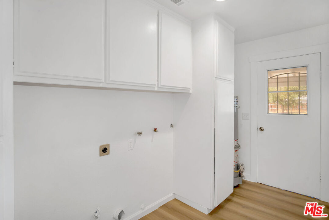 15376 Washoan Road Apple Valley, CA 92307 - Photo 13 of 40 a view of an empty room