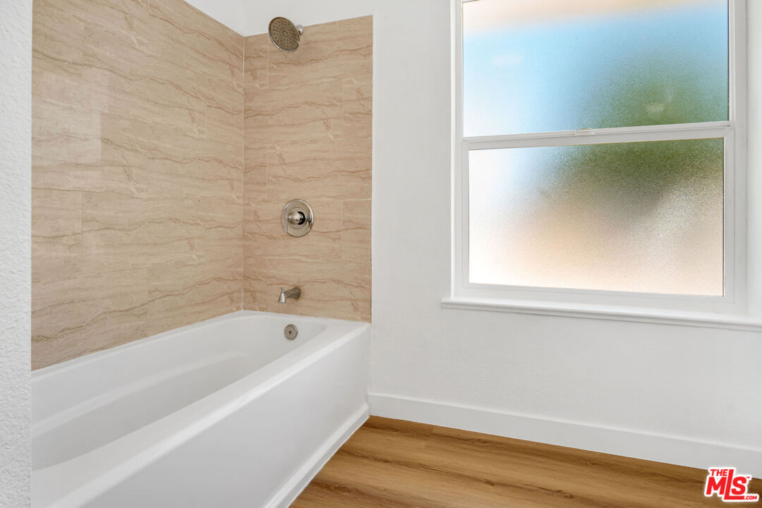 15376 Washoan Road Apple Valley, CA 92307 - Photo 26 of 40 a bathroom with a bathtub