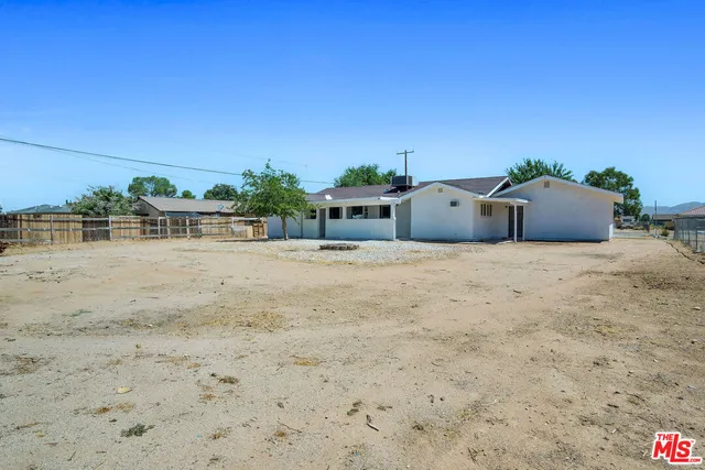 $2,200 | 15376 Washoan Road, Apple Valley, CA 92307