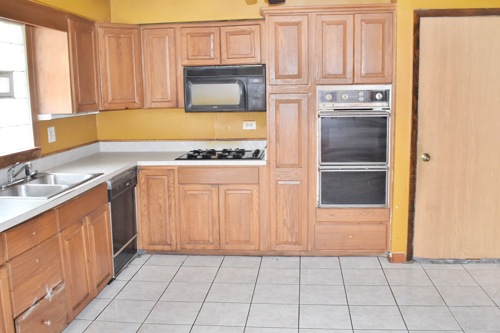 3824 Sunset Avenue Markham, IL 60428 - Photo 12 of 24 a kitchen with granite countertop a refrigerator and a sink
