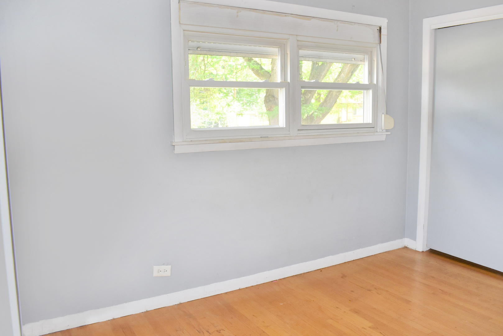 3824 Sunset Avenue Markham, IL 60428 - Photo 17 of 24 an empty room with a window