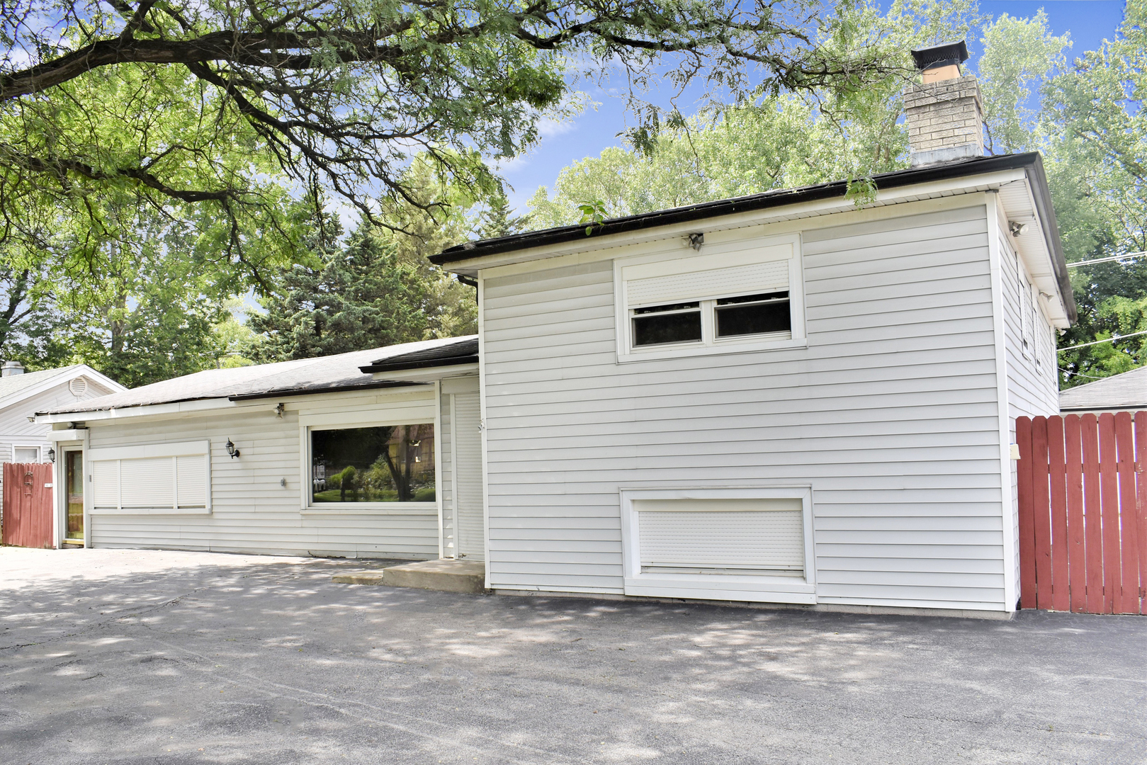 3824 Sunset Avenue Markham, IL 60428 - Photo 2 of 24 a view of front door and a yard
