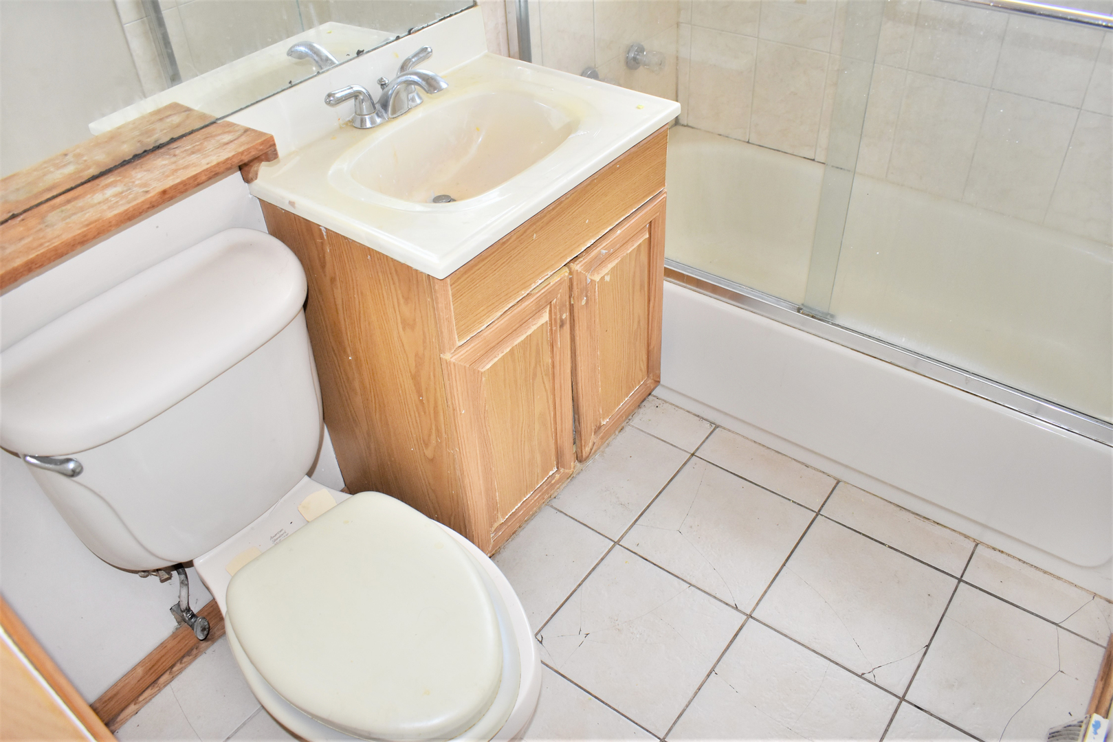 3824 Sunset Avenue Markham, IL 60428 - Photo 21 of 24 a bathroom with a sink mirror vanity and toilet