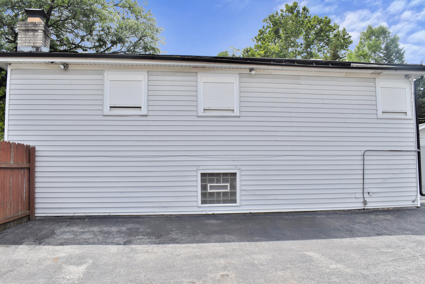 3824 Sunset Avenue Markham, IL 60428 - Photo 3 of 24 a view of a white house