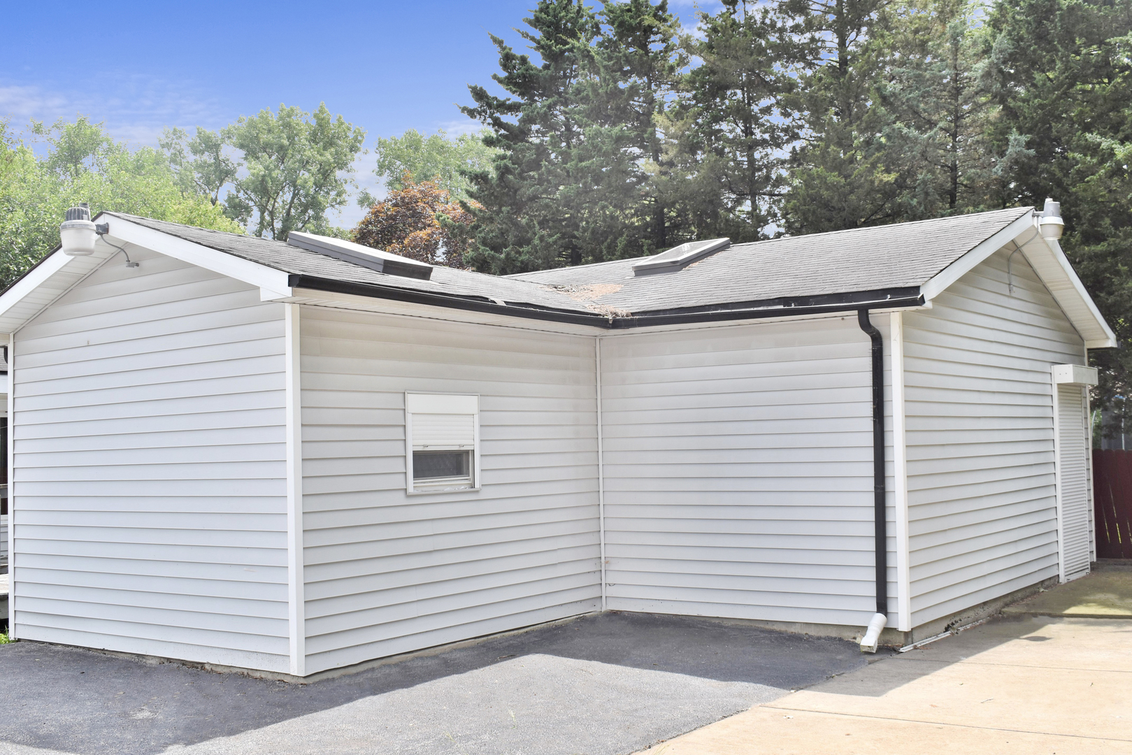 3824 Sunset Avenue Markham, IL 60428 - Photo 5 of 24 a view of a white house