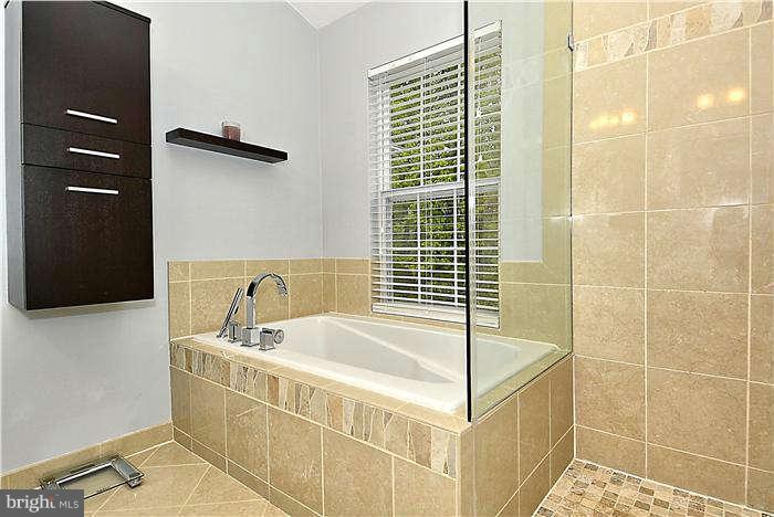 1241 Wild Hawthorn Way Reston, VA 20194 - Photo 14 of 25 Bath