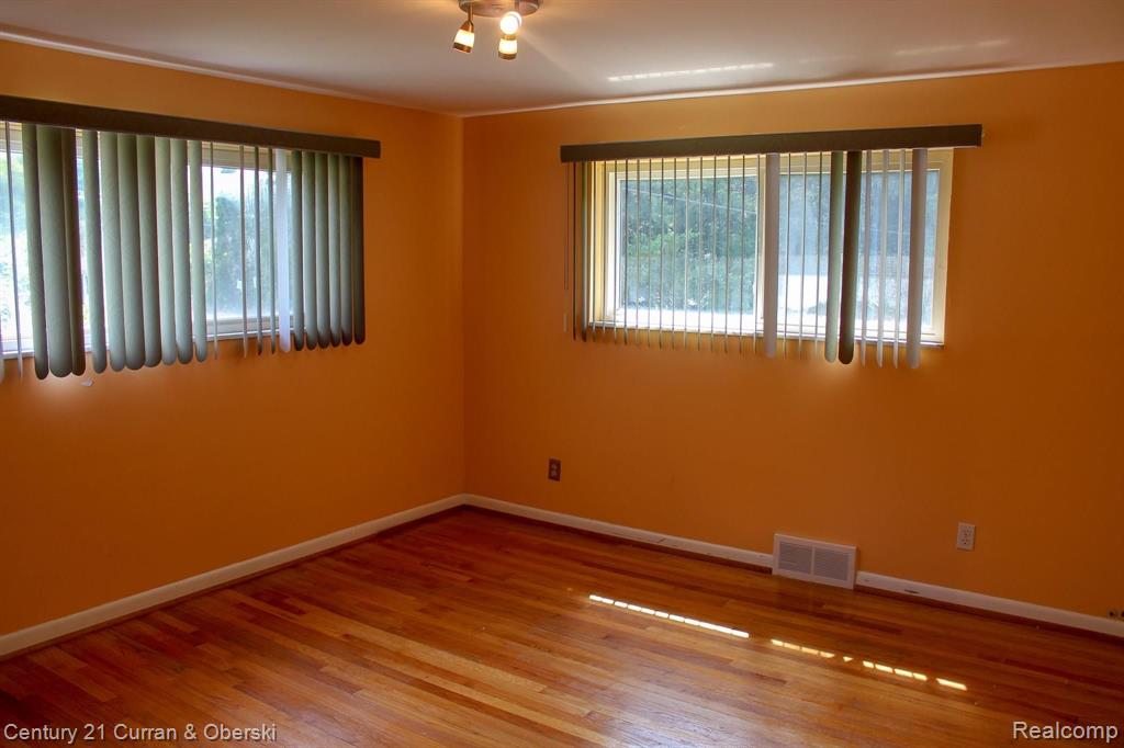 854 South Gulley Road Dearborn Heights, MI 48125 - Photo 13 of 25