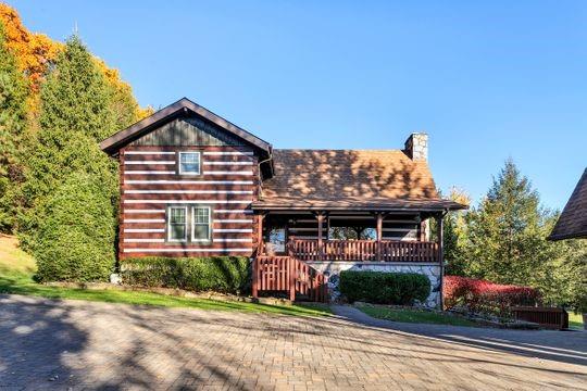 226 Ashbaugh Road Jeannette, PA 15644 - Photo 2 of 25 a front view of a house with garden