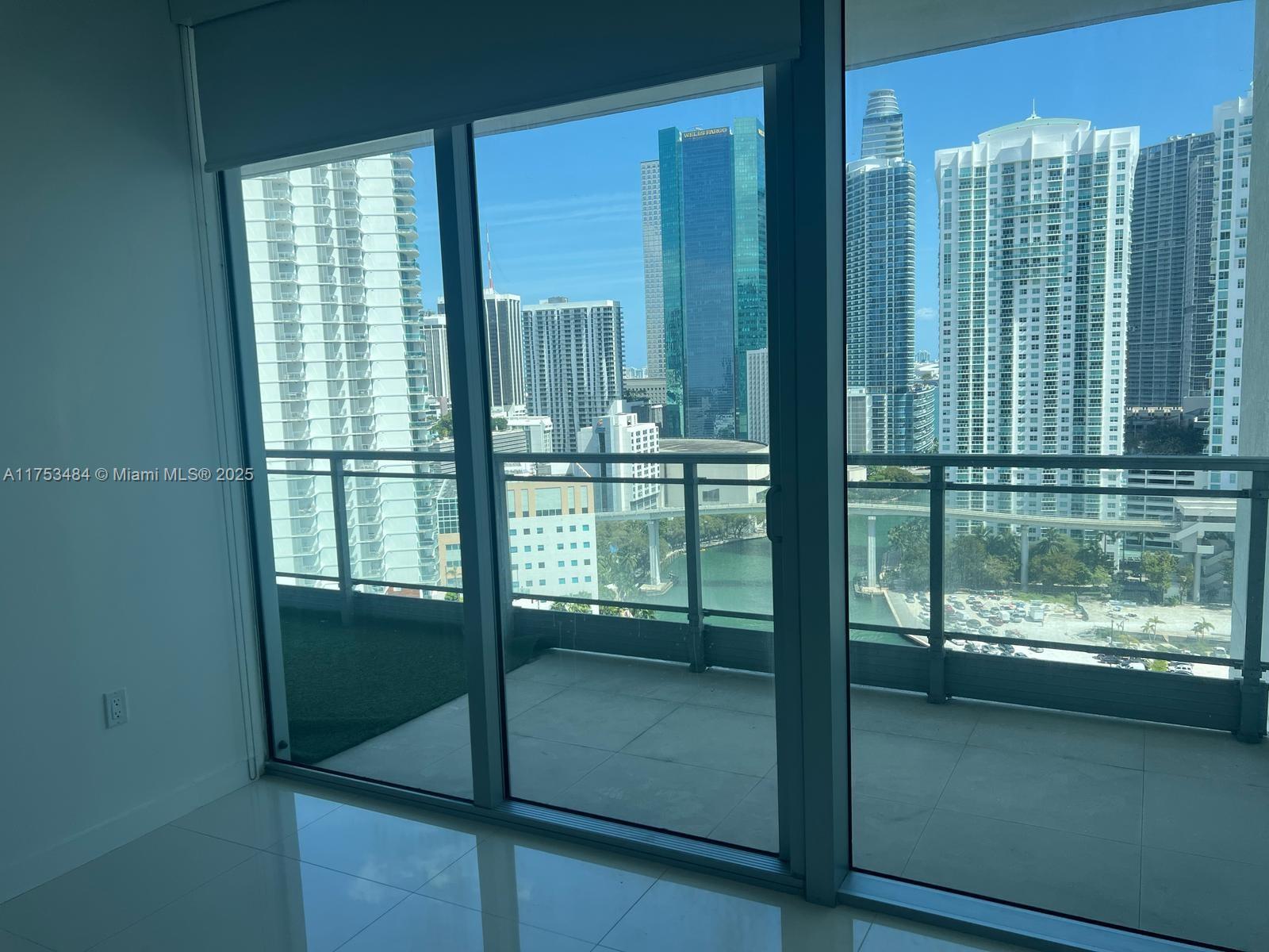 92 Southwest 3rd Street, Unit 2412 Miami, FL 33130 - Photo 7 of 14 a bathroom with windows