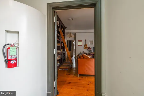 $1,600,000 | 239 Race Street, Unit A, Philadelphia, PA 19106