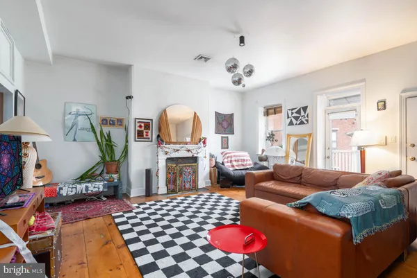 $1,600,000 | 239 Race Street, Unit A, Philadelphia, PA 19106