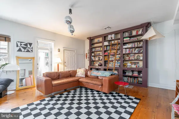 $1,600,000 | 239 Race Street, Unit A, Philadelphia, PA 19106