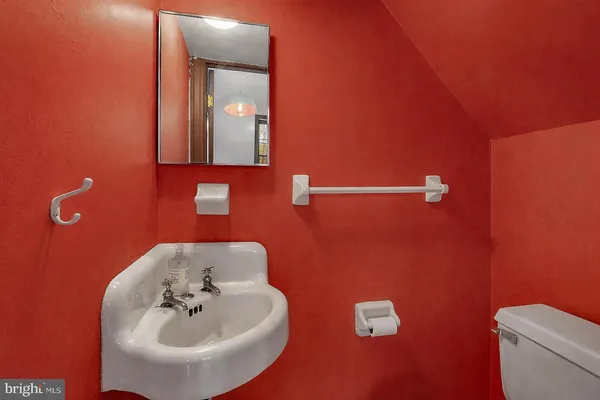 $1,600,000 | 239 Race Street, Unit A, Philadelphia, PA 19106