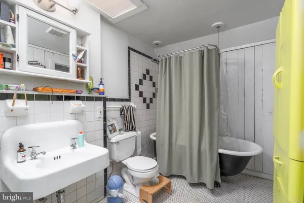 $1,600,000 | 239 Race Street, Unit A, Philadelphia, PA 19106