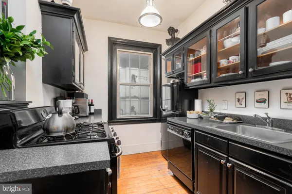 $1,600,000 | 239 Race Street, Unit A, Philadelphia, PA 19106