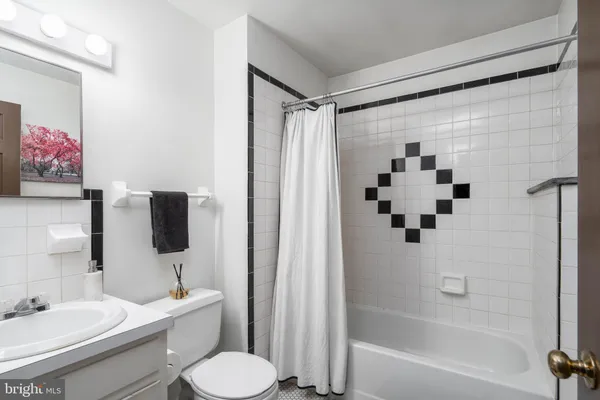$1,600,000 | 239 Race Street, Unit A, Philadelphia, PA 19106