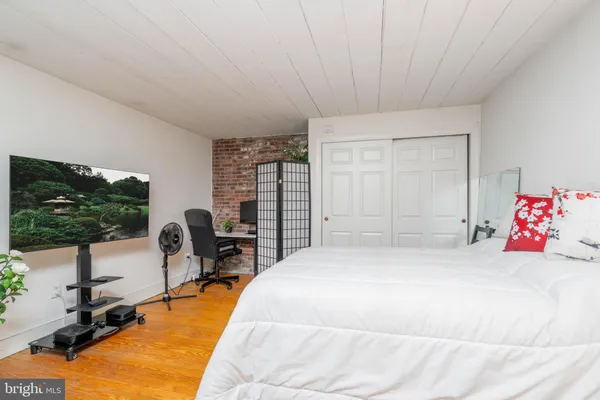 $1,600,000 | 239 Race Street, Unit A, Philadelphia, PA 19106