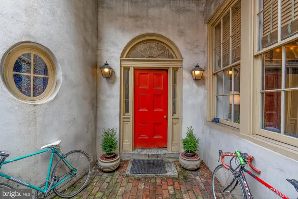 $1,600,000 | 239 Race Street, Unit A, Philadelphia, PA 19106