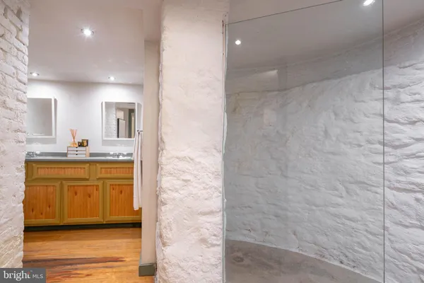 $1,600,000 | 239 Race Street, Unit A, Philadelphia, PA 19106