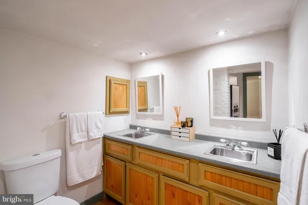 $1,600,000 | 239 Race Street, Unit A, Philadelphia, PA 19106