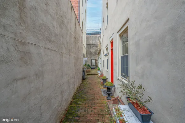 $1,600,000 | 239 Race Street, Unit A, Philadelphia, PA 19106