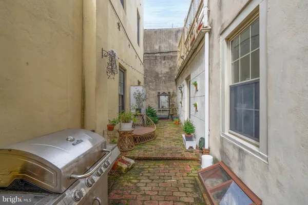 $1,600,000 | 239 Race Street, Unit A, Philadelphia, PA 19106