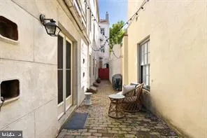 $1,600,000 | 239 Race Street, Unit A, Philadelphia, PA 19106