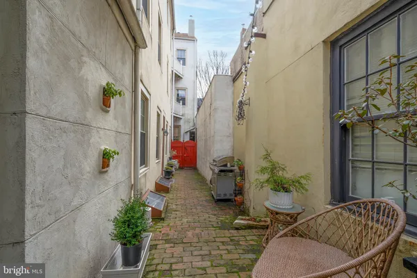 $1,600,000 | 239 Race Street, Unit A, Philadelphia, PA 19106