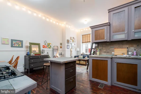 $1,600,000 | 239 Race Street, Unit A, Philadelphia, PA 19106