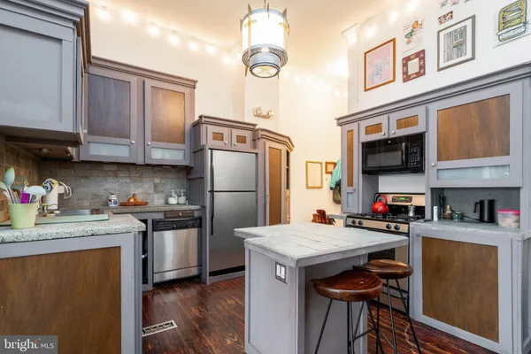 $1,600,000 | 239 Race Street, Unit A, Philadelphia, PA 19106