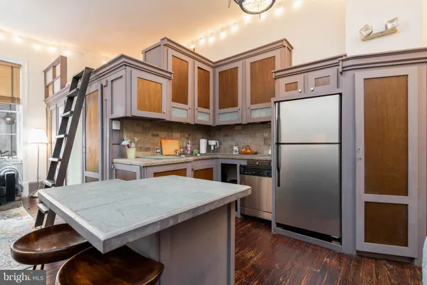 $1,600,000 | 239 Race Street, Unit A, Philadelphia, PA 19106