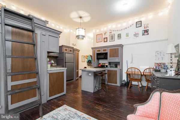 $1,600,000 | 239 Race Street, Unit A, Philadelphia, PA 19106