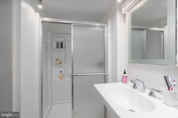 $1,600,000 | 239 Race Street, Unit A, Philadelphia, PA 19106
