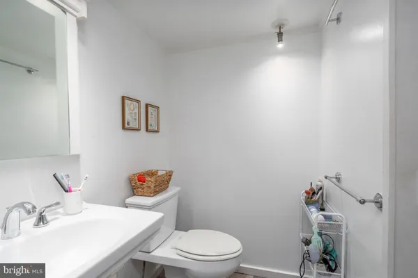 $1,600,000 | 239 Race Street, Unit A, Philadelphia, PA 19106