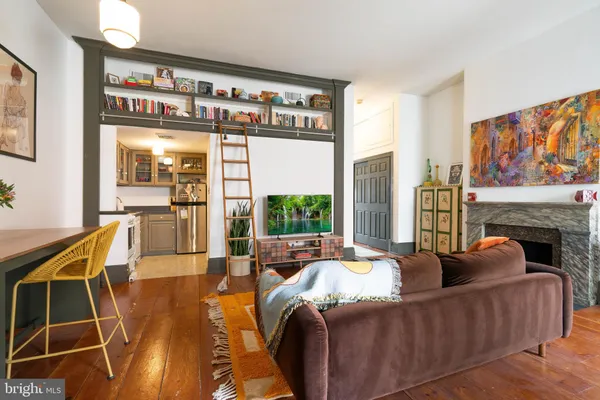 $1,600,000 | 239 Race Street, Unit A, Philadelphia, PA 19106