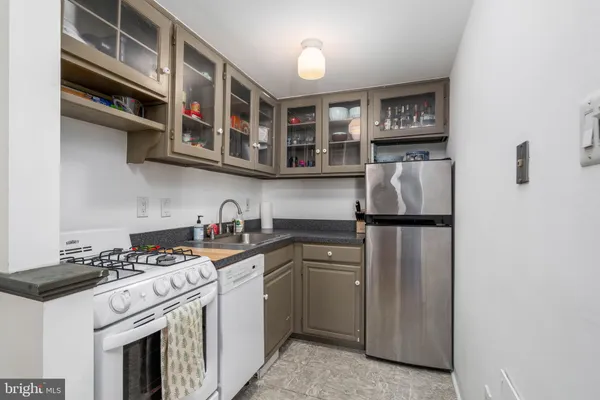 $1,600,000 | 239 Race Street, Unit A, Philadelphia, PA 19106