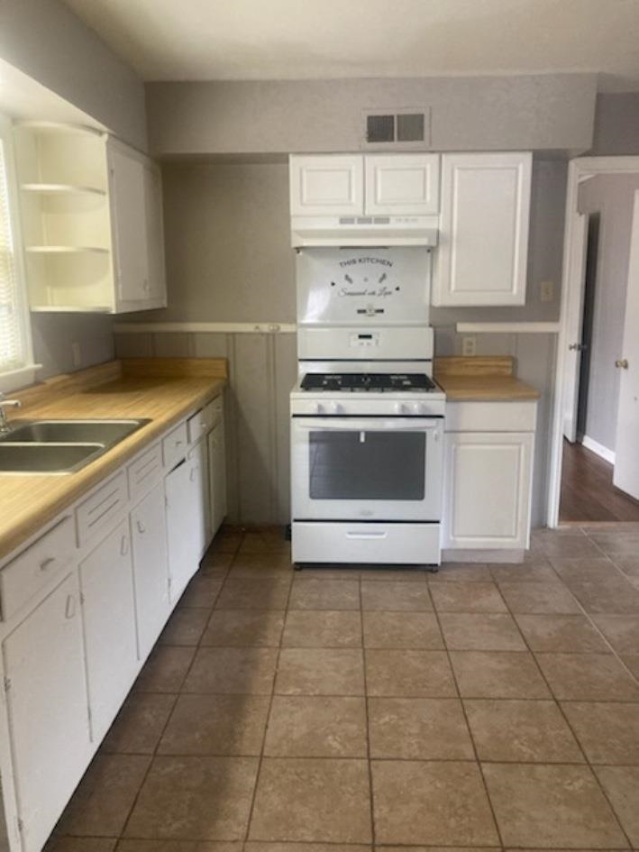 6729 Macon Road Memphis, TN 38134 - Photo 5 of 16 a kitchen with cabinets and appliances