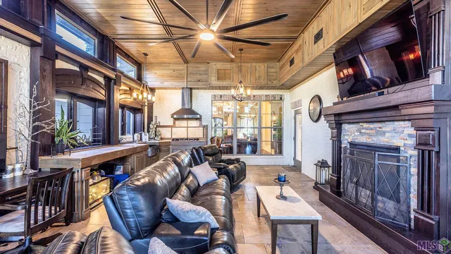 $1,050,000 | 124 Houmas Drive, Houma, LA 70360