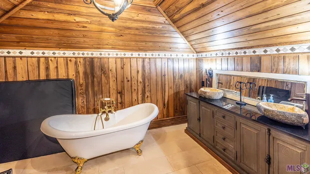 $1,050,000 | 124 Houmas Drive, Houma, LA 70360