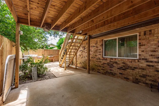 a view of a house with porch and garden