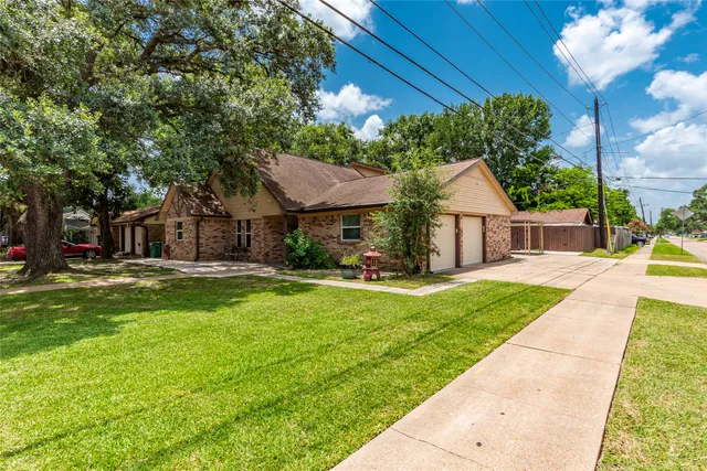 a view of house with a garden