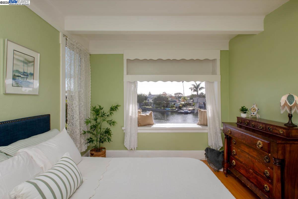 2000 Clinton Avenue Alameda, CA 94501 - Photo 22 of 57 a bedroom with a bed and a window
